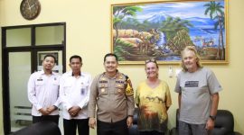 Foto : Kapolres Sumenep, AKBP Henri Noveri Santoso, S.H., S.I.K., M.M., bersama pasangan suami istri, Delves Catherine Winifred dan Watt Petter Jhon warga negara asing (WNA) asal Australia yang mengalami musibah di perairan Sumenep, Senin (3/2/2025).