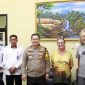Foto : Kapolres Sumenep, AKBP Henri Noveri Santoso, S.H., S.I.K., M.M., bersama pasangan suami istri, Delves Catherine Winifred dan Watt Petter Jhon warga negara asing (WNA) asal Australia yang mengalami musibah di perairan Sumenep, Senin (3/2/2025).