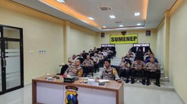 Foto: uasana Vidcon di Polres Sumenep  Menampilkan jajaran kepolisian yang mengikuti konferensi secara virtual.
