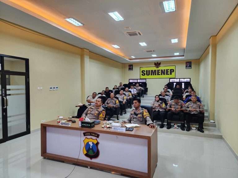 Foto: uasana Vidcon di Polres Sumenep  Menampilkan jajaran kepolisian yang mengikuti konferensi secara virtual.
