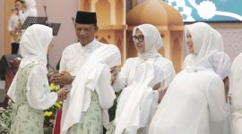 Foto: Kapolda Jawa Timur, Irjen Pol Nanang Avianto, bersama Ketua Bhayangkari Daerah Jatim, bersilaturahmi dengan anak-anak dalam acara Halal Bihalal Idulfitri 1446 H di Mapolda Jatim, Surabaya. 