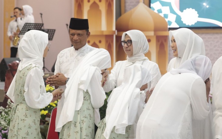 Foto: Kapolda Jawa Timur, Irjen Pol Nanang Avianto, bersama Ketua Bhayangkari Daerah Jatim, bersilaturahmi dengan anak-anak dalam acara Halal Bihalal Idulfitri 1446 H di Mapolda Jatim, Surabaya. 