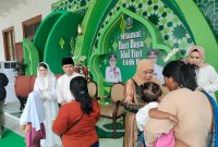 Foto: Gubernur Jawa Timur bersama Wakil Gubernur dan Ketua TP PKK Jatim menyambut masyarakat dalam acara open house Idulfitri 1446 H di Gedung Negara Grahadi, Surabaya, Senin (31/3/2025).
