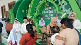 Foto: Gubernur Jawa Timur bersama Wakil Gubernur dan Ketua TP PKK Jatim menyambut masyarakat dalam acara open house Idulfitri 1446 H di Gedung Negara Grahadi, Surabaya, Senin (31/3/2025).
