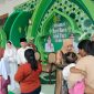 Foto: Gubernur Jawa Timur bersama Wakil Gubernur dan Ketua TP PKK Jatim menyambut masyarakat dalam acara open house Idulfitri 1446 H di Gedung Negara Grahadi, Surabaya, Senin (31/3/2025).
