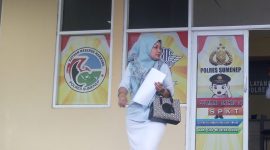 Foto: Verrav Eka Puji Iskandar, S.H., M.Kn., keluar dari Sentra Pelayanan Kepolisian Terpadu (SPKT) Polres Sumenep usai membuat laporan pada 4 Maret 2025.