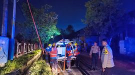 Foto: Kanit Patroli Sat Samapta, AIPTU Sudarsono, bersama anggota kepolisian dan petugas PLN. 