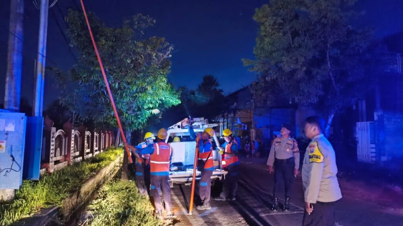Foto: Kanit Patroli Sat Samapta, AIPTU Sudarsono, bersama anggota kepolisian dan petugas PLN.