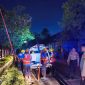 Foto: Kanit Patroli Sat Samapta, AIPTU Sudarsono, bersama anggota kepolisian dan petugas PLN. 