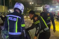 Foto: Anggota Tim Elang Opsnal 12.0 Satlantas Polres Sumenep membagikan makanan sahur kepada tukang becak di sekitar Masjid Jamik Sumenep dalam kegiatan Sahur On The Road. 