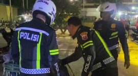 Foto: Anggota Tim Elang Opsnal 12.0 Satlantas Polres Sumenep membagikan makanan sahur kepada tukang becak di sekitar Masjid Jamik Sumenep dalam kegiatan Sahur On The Road. 