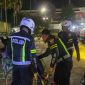 Foto: Anggota Tim Elang Opsnal 12.0 Satlantas Polres Sumenep membagikan makanan sahur kepada tukang becak di sekitar Masjid Jamik Sumenep dalam kegiatan Sahur On The Road. 