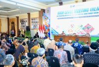 Foto: Gubernur Jatim Khofifah Indar Parawansa membuka High Level Meeting TPID di Grahadi, Surabaya (17/3/2025), membahas strategi pengendalian inflasi dan stabilitas harga pangan jelang HBKN.
