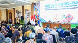 Foto: Gubernur Jatim Khofifah Indar Parawansa membuka High Level Meeting TPID di Grahadi, Surabaya (17/3/2025), membahas strategi pengendalian inflasi dan stabilitas harga pangan jelang HBKN.

