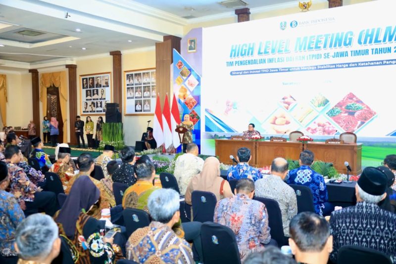 Foto: Gubernur Jatim Khofifah Indar Parawansa membuka High Level Meeting TPID di Grahadi, Surabaya (17/3/2025), membahas strategi pengendalian inflasi dan stabilitas harga pangan jelang HBKN.
