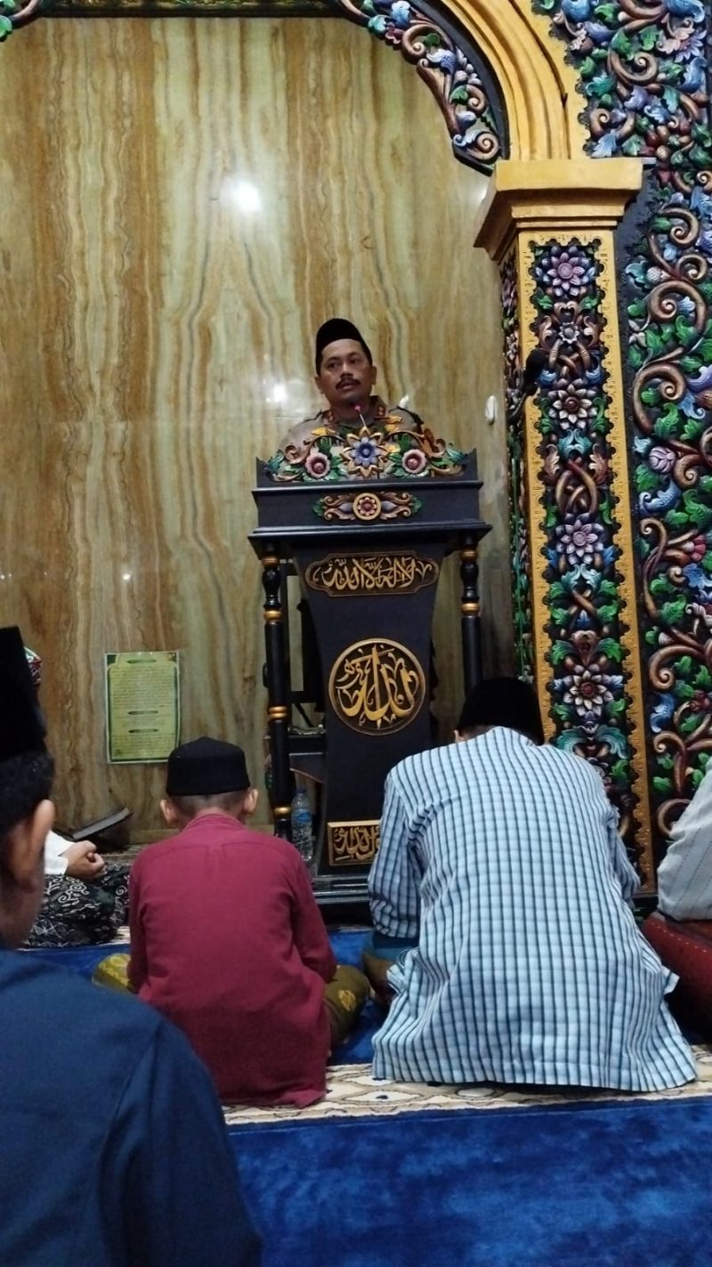 Foto: Kapolres Sumenep, AKBP Henri Noveri Santoso, S.H., S.I.K., M.M., menyampaikan ceramah Ramadhan bertema Hikmah Ramadhan di Masjid Wali Songo Polres Sumenep, Sabtu (29/3/2025) malam.