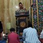 Foto: Kapolres Sumenep, AKBP Henri Noveri Santoso, S.H., S.I.K., M.M., menyampaikan ceramah Ramadhan bertema Hikmah Ramadhan di Masjid Wali Songo Polres Sumenep, Sabtu (29/3/2025) malam.