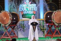 Foto: Gubernur Jawa Timur, Khofifah Indar Parawansa, menyampaikan sambutan dalam acara Gema Takbir Akbar Idulfitri 1446 H di Masjid Nasional Al Akbar Surabaya, Minggu (30/3/2025).