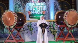 Foto: Gubernur Jawa Timur, Khofifah Indar Parawansa, menyampaikan sambutan dalam acara Gema Takbir Akbar Idulfitri 1446 H di Masjid Nasional Al Akbar Surabaya, Minggu (30/3/2025).