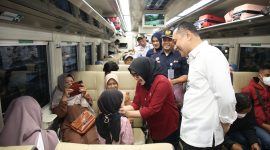 Foto: Wali Kota Eri Cahyadi Sapa dan Bagikan Bingkisan kepada Pemudik di Stasiun Gubeng. 
