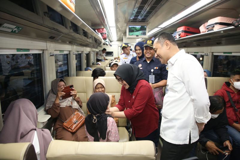 Foto: Wali Kota Eri Cahyadi Sapa dan Bagikan Bingkisan kepada Pemudik di Stasiun Gubeng. 
