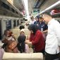 Foto: Wali Kota Eri Cahyadi Sapa dan Bagikan Bingkisan kepada Pemudik di Stasiun Gubeng. 
