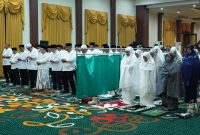 Foto: Gubernur Jawa Timur, Khofifah Indar Parawansa, menggelar Qiyamul Lail dan Lomba Masak Bandeng dalam suasana penuh keberkahan di penghujung malam 28 Ramadan, Jumat (28/3/2025) dini hari.