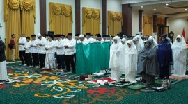 Foto: Gubernur Jawa Timur, Khofifah Indar Parawansa, menggelar Qiyamul Lail dan Lomba Masak Bandeng dalam suasana penuh keberkahan di penghujung malam 28 Ramadan, Jumat (28/3/2025) dini hari.