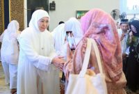 Foto: Gubernur Jawa Timur, Khofifah Indar Parawansa, bersalaman dengan warga usai melaksanakan salat di sebuah masjid, dalam momen silaturahmi Idulfitri 1445 H.
