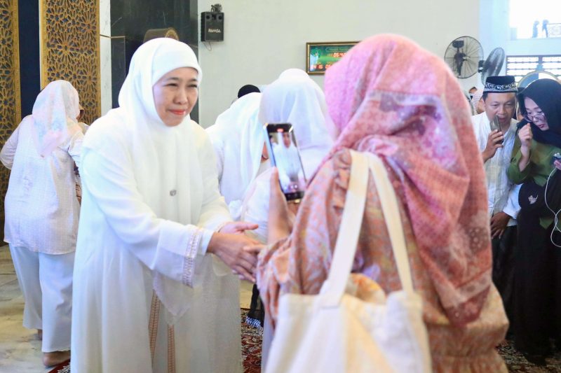 Foto: Gubernur Jawa Timur, Khofifah Indar Parawansa, bersalaman dengan warga usai melaksanakan salat di sebuah masjid, dalam momen silaturahmi Idulfitri 1445 H.
