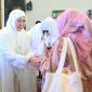 Foto: Gubernur Jawa Timur, Khofifah Indar Parawansa, bersalaman dengan warga usai melaksanakan salat di sebuah masjid, dalam momen silaturahmi Idulfitri 1445 H.
