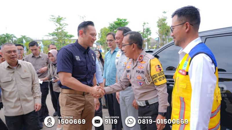 Foto: Menteri Koordinator Bidang Infrastruktur dan Pembangunan Kewilayahan, Agus Harimurti Yudhoyono (AHY), melakukan peninjauan langsung ke Jasamarga Tollroad Command Center di Jati Asih, Bekasi, Jumat (28/3/2025).