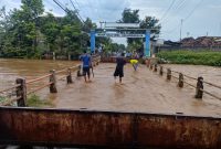 Foto: Banjir merendam akses masuk ke Balai Desa Kedawung Kulon, Kecamatan Grati, Kabupaten Pasuruan, pada Selasa (1/4/2025). Warga terpaksa melintasi jalan yang tergenang air untuk beraktivitas. (Sumber: Diskominfo Kabupaten Pasuruan)
