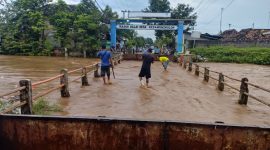 Foto: Banjir merendam akses masuk ke Balai Desa Kedawung Kulon, Kecamatan Grati, Kabupaten Pasuruan, pada Selasa (1/4/2025). Warga terpaksa melintasi jalan yang tergenang air untuk beraktivitas. (Sumber: Diskominfo Kabupaten Pasuruan)
