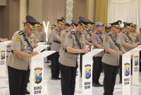 Foto: Belasan Kapolres dan Pejabat Utama (PJU) menerima Serah Terima Jabatan (Sertijab) di Mapolda Jatim, Senin (14/4/2025)(Humas Polda Jatim). 