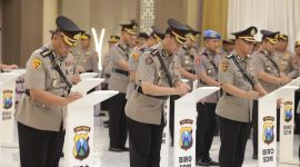 Foto: Belasan Kapolres dan Pejabat Utama (PJU) menerima Serah Terima Jabatan (Sertijab) di Mapolda Jatim, Senin (14/4/2025)(Humas Polda Jatim). 