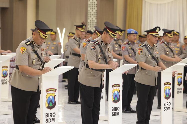 Foto: Belasan Kapolres dan Pejabat Utama (PJU) menerima Serah Terima Jabatan (Sertijab) di Mapolda Jatim, Senin (14/4/2025)(Humas Polda Jatim). 