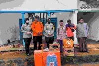Foto: Kasat Lantas Polres Sumenep, AKP Ninit Titis Dwiyani, bersama tim BPBD menyalurkan bantuan sembako dan peralatan darurat kepada warga terdampak cuaca ekstrem di Dusun Gowa, Desa Jaddu, Kecamatan Dungkek, Rabu (2/4/2025).
