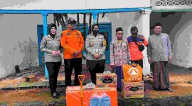 Foto: Kasat Lantas Polres Sumenep, AKP Ninit Titis Dwiyani, bersama tim BPBD menyalurkan bantuan sembako dan peralatan darurat kepada warga terdampak cuaca ekstrem di Dusun Gowa, Desa Jaddu, Kecamatan Dungkek, Rabu (2/4/2025).
