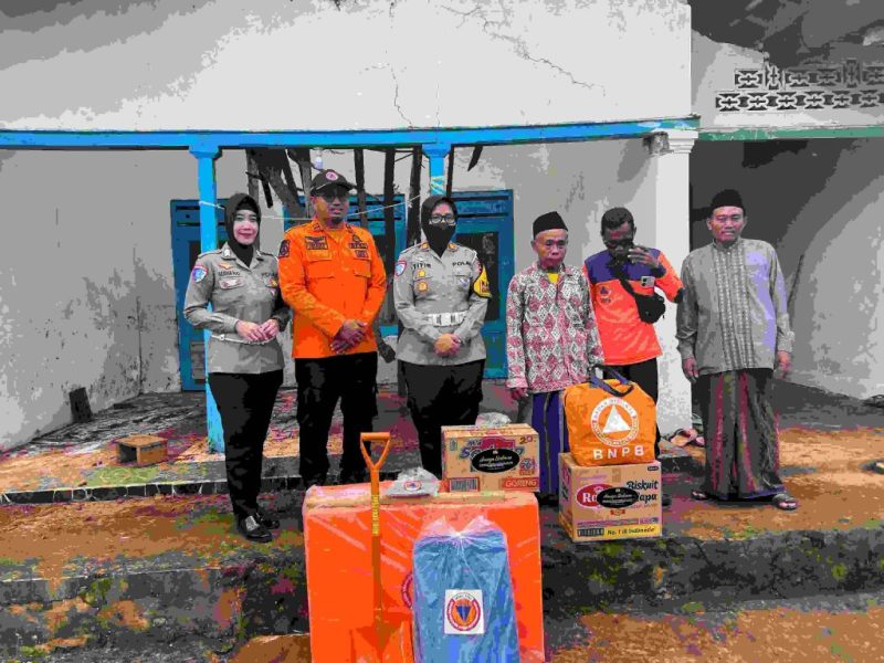 Foto: Kasat Lantas Polres Sumenep, AKP Ninit Titis Dwiyani, bersama tim BPBD menyalurkan bantuan sembako dan peralatan darurat kepada warga terdampak cuaca ekstrem di Dusun Gowa, Desa Jaddu, Kecamatan Dungkek, Rabu (2/4/2025).
