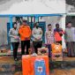 Foto: Kasat Lantas Polres Sumenep, AKP Ninit Titis Dwiyani, bersama tim BPBD menyalurkan bantuan sembako dan peralatan darurat kepada warga terdampak cuaca ekstrem di Dusun Gowa, Desa Jaddu, Kecamatan Dungkek, Rabu (2/4/2025).
