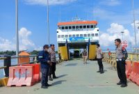 Foto: Petugas Pos Pam Pelabuhan Kalianget mengawal arus balik Lebaran, memastikan keamanan dan kelancaran keberangkatan KMP Munggiyango Hulalo menuju Kangean.  