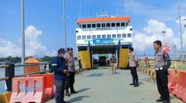Foto: Petugas Pos Pam Pelabuhan Kalianget mengawal arus balik Lebaran, memastikan keamanan dan kelancaran keberangkatan KMP Munggiyango Hulalo menuju Kangean.  