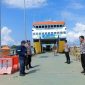 Foto: Petugas Pos Pam Pelabuhan Kalianget mengawal arus balik Lebaran, memastikan keamanan dan kelancaran keberangkatan KMP Munggiyango Hulalo menuju Kangean.  
