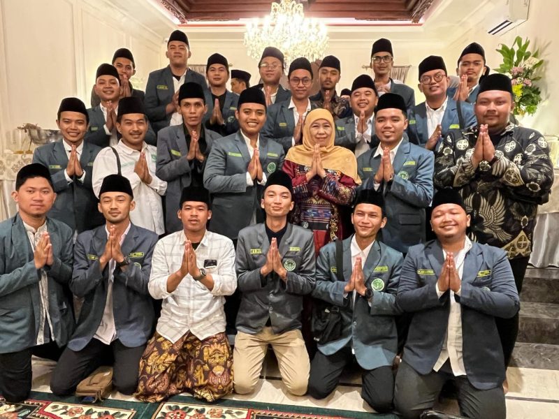 Foto: Pengurus PW IPNU Jawa Timur 2024-2027 bersilaturahmi dengan Gubernur Jawa Timur, Khofifah Indar Parawansa, di kediamannya di Surabaya, Selasa (1/4/2025).
