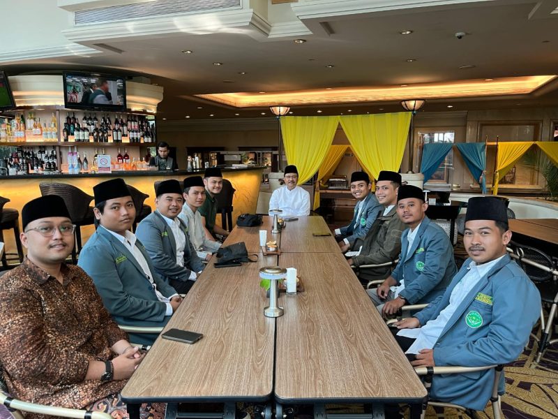 Foto: Menteri Sosial RI Gus Ipul bersama jajaran Pimpinan Wilayah IPNU Jawa Timur dalam agenda silaturahmi dan audiensi di Hotel JW Marriott Surabaya, Sabtu (5/4/2025).