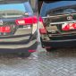 Foto: Dua mobil dinas berpelat merah M 1051 AP dan M 1081 AP milik Pemkab Pamekasan terekam terparkir di kawasan Villa Kusuma Estate, Kota Batu, pada Sabtu (5/4/2025). Diduga digunakan untuk keperluan non-dinas.