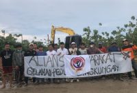 Foto: Pemuda dan masyarakat Desa Gelaman bersama FPMG melakukan aksi relokasi sampah secara swadaya di jalan poros Kalinganyar–Gelaman–Pajanangger, Arjasa, Sumenep (6 April 2025).
