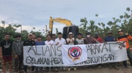 Foto: Pemuda dan masyarakat Desa Gelaman bersama FPMG melakukan aksi relokasi sampah secara swadaya di jalan poros Kalinganyar–Gelaman–Pajanangger, Arjasa, Sumenep (6 April 2025).

