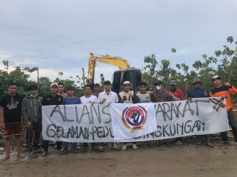 Foto: Pemuda dan masyarakat Desa Gelaman bersama FPMG melakukan aksi relokasi sampah secara swadaya di jalan poros Kalinganyar–Gelaman–Pajanangger, Arjasa, Sumenep (6 April 2025).
